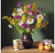 Blumenstrauss in brauner Vase mit Tasse und Äpfeln auf Tisch