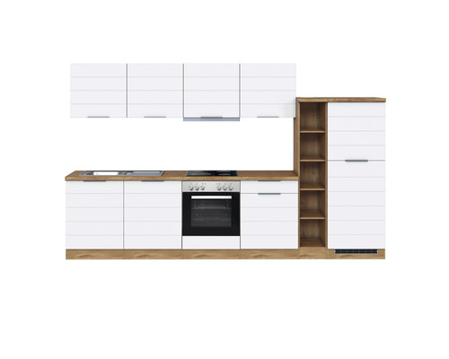 Cuisine équipée avec éléments hauts, évier, plaque de cuisson, four et armoire haute