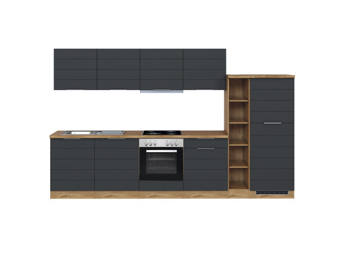 Cuisine équipée avec évier, cuisinière, four, éléments hauts et étagères