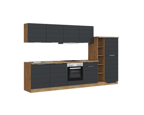 Cuisine avec armoires hautes, évier, cuisinière et réfrigérateur