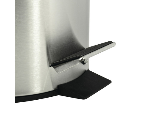 Detailansicht eines Treteimers aus Edelstahl mit Fusspedal