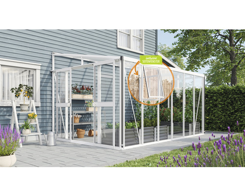 Gewächshaus mit Seitenfenster neben einem Haus und einem Garten