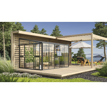 Serre avec éléments en verre et cadre en bois sur une terrasse avec mobilier de jardin sous un parasol