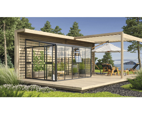 Serre avec éléments en verre et cadre en bois sur une terrasse avec mobilier de jardin sous un parasol
