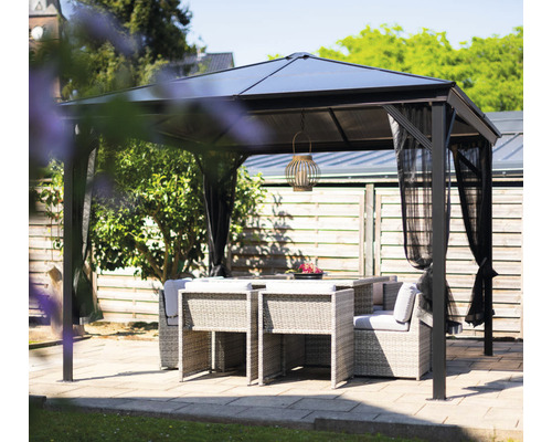 Pavillon de jardin avec table à manger et chaises sur une terrasse