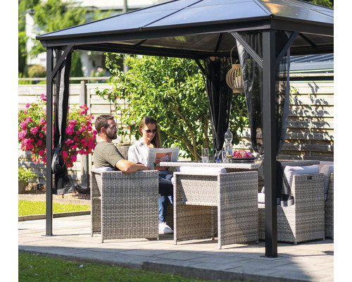 Scène avec pavillon de jardin, table de jardin et deux personnes dans le jardin