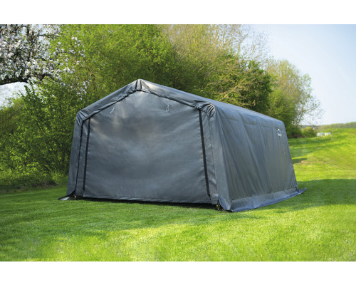 Espace de stockage gris en toile dans le jardin.