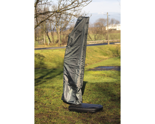 Schutzhülle für einen Sonnenschirm im Garten.