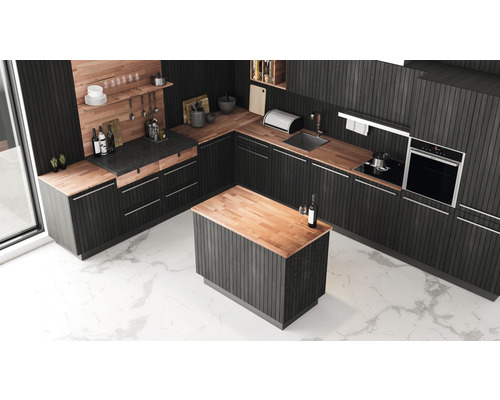 Cuisine moderne avec îlot de cuisson, armoires foncées et plans de travail en bois.