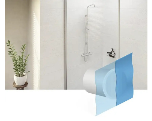 Cabine de douche avec robinetterie de douche et étagère dans une salle de bains lumineuse