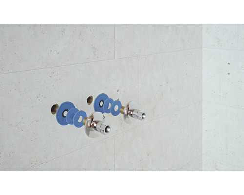 Installation de montage en applique avec rosaces d''isolation et plaques murales sur un mur