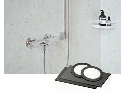 Badarmatur, Duschregal und Dichtmanschetten im Badezimmer