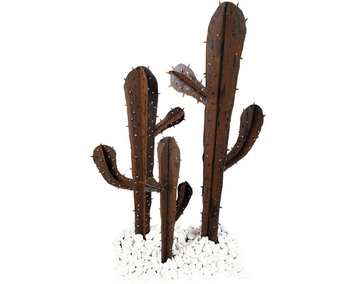 Dekorativer Metallkaktus mit weißen Steinen als Gartendekoration