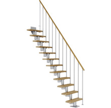 Holztreppe mit Metallgeländer