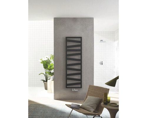 Radiateur design Zehnder Ribbon 166 x 60 cm noir avec raccordement au centre Salle de bains avec radiateur design, fauteuil et plantes d''intérieur pour une ambiance lumineuse et organisée.