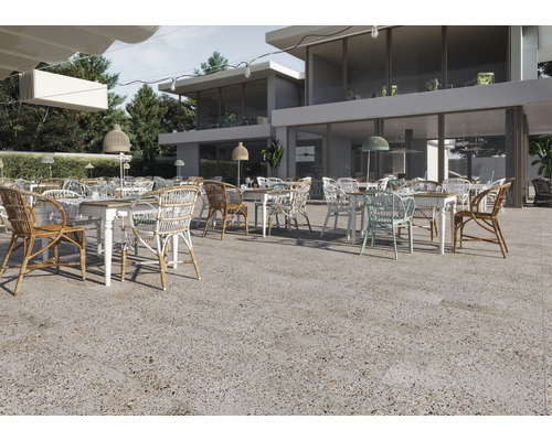 Espace extérieur avec tables et chaises pour établissement de restauration.