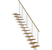 Escalier avec marches en bois, balustrade blanche et câbles en acier inoxydable