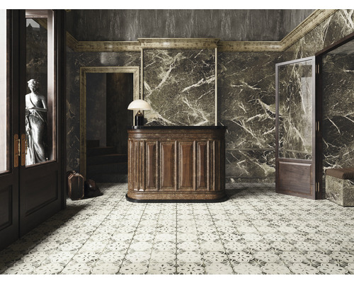 Innenraum mit Marmorwand, Holztüren, Statue und gemustertem Boden