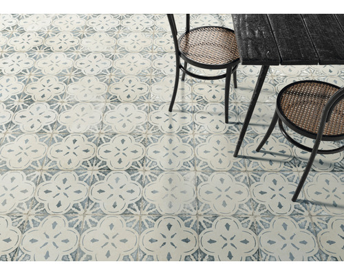 Fliesenboden mit floralem Muster, Tisch und Stühle