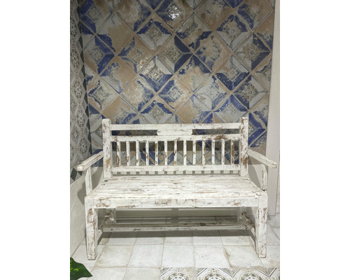 Banc en bois de style vintage devant un fond carrelé