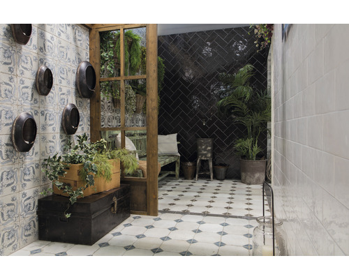 Badezimmer mit Waschbecken, Fliesenboden und Pflanzendekoration