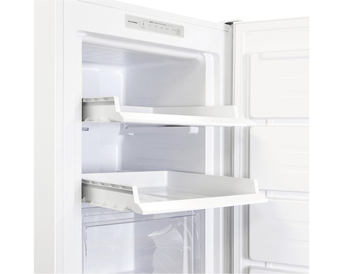 Vue intérieure d''un réfrigérateur avec des étagères et des tiroirs.