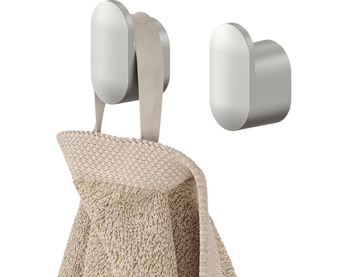 Zwei Handtuchhaken aus Metall mit einem Handtuch.