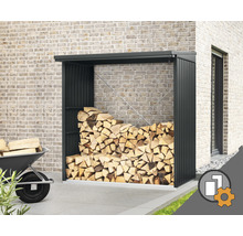 Brennholzlager aus Metall gefüllt mit Holz neben einer Schubkarre