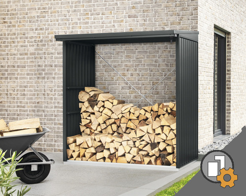 Brennholzlager aus Metall gefüllt mit Holz neben einer Schubkarre