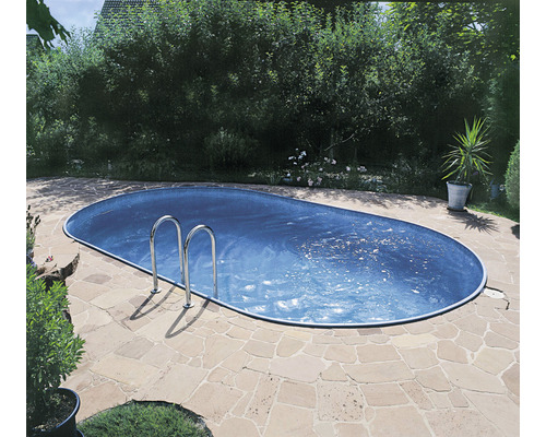 Ovaler Swimmingpool mit Leiter im Garten.