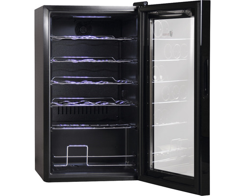 Offener Weinkühlschrank mit mehreren Regalböden