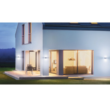Modernes Haus mit Aussenbeleuchtung, Terrasse und Garten