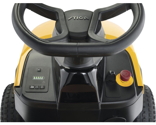 Gros plan sur les commandes et le volant d''une tondeuse autoportée Stiga