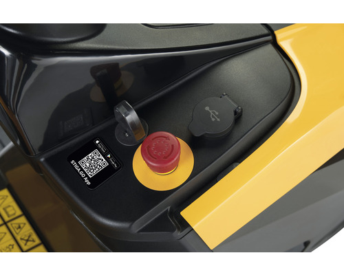 Vue détaillée des commandes d''un outil de jardinage avec code QR, port USB, clé de contact et arrêt d''urgence.