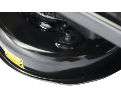 Vue détaillée du carter de coupe d''une tondeuse à gazon avec raccord de nettoyage