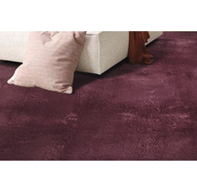 Detailansicht eines Teppichs mit hohem Flor und einem Kissen