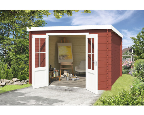 Gartenhaus mit geöffneten Doppeltüren, das als Atelier mit Staffelei und Kunstbedarf eingerichtet ist