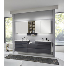 Salle de bains avec meuble sous-lavabo double, armoire de toilette et étagère de rangement