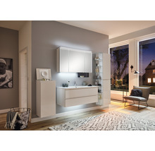 Modernes Badezimmer mit Waschtisch, Spiegelschrank und Stauraumelementen