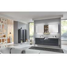 Helles Badezimmer mit Badewanne, Waschtischunterschrank, Spiegelschrank und Hochschränken