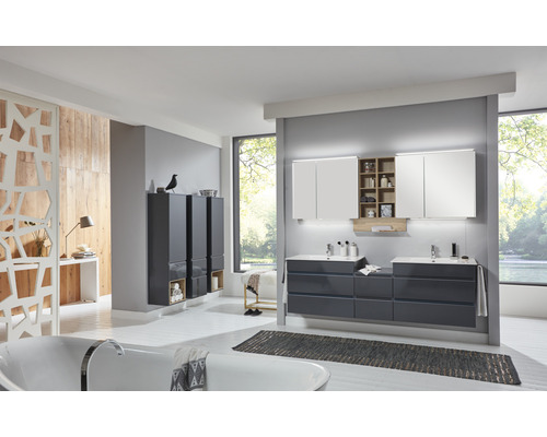 Marlin Bad 3290 LED-Spiegelschrank BxHxT 80 x 68.2 x 17.6 cm anthrazit seidenglanz Helles Badezimmer mit Waschtisch, Spiegelschrank, Badewanne und Hochschrank für ein modernes Ambiente