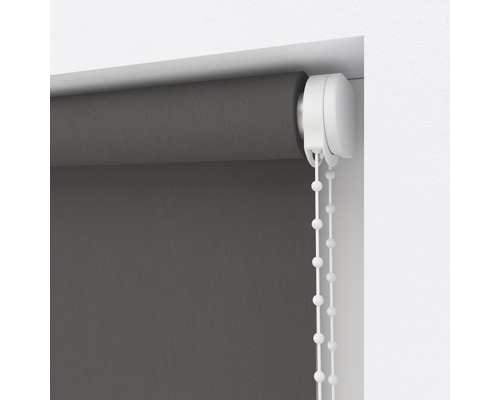 Store enrouleur gris avec chaînette de commande pour décoration de fenêtre