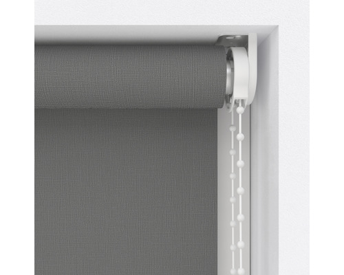 Store enrouleur gris avec chaînette à la fenêtre