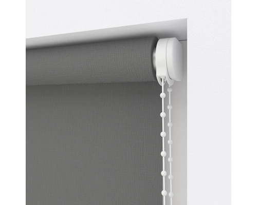 Store enrouleur gris avec chaînette sur la fenêtre
