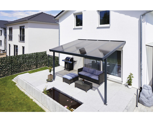 Terrasse avec toit de terrasse, barbecue, mobilier de jardin et bassin