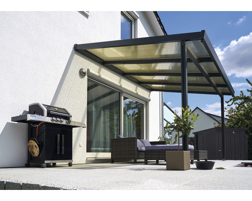 Terrassenüberdachung gutta Premium Acryl bronze 410,2 x 406 cm anthrazit Terrasse mit Terrassenüberdachung, Grill und Gartenmöbeln.