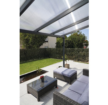 Terrasse mit Überdachung, Gartenmöbeln und Teich