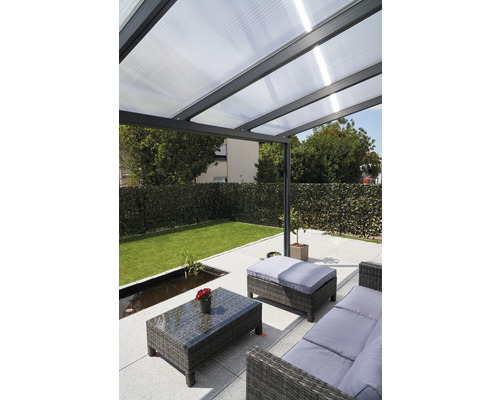 Terrassenüberdachung gutta Premium Acryl Klima blue 510 x 406 cm anthrazit Terrasse mit Terrassenüberdachung, Sitzmöbeln und Gartenteich