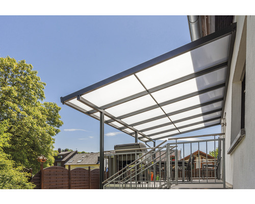 Toit de terrasse avec panneaux transparents et cadre métallique