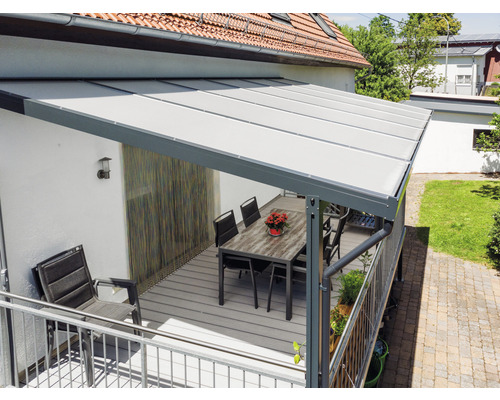 Terrasse avec toit, table et chaises